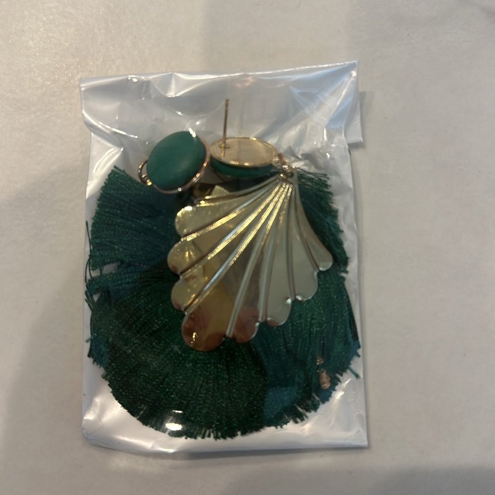 Green/Gold Fashion Fringe Dangle Earrings - Picture 3 of 3